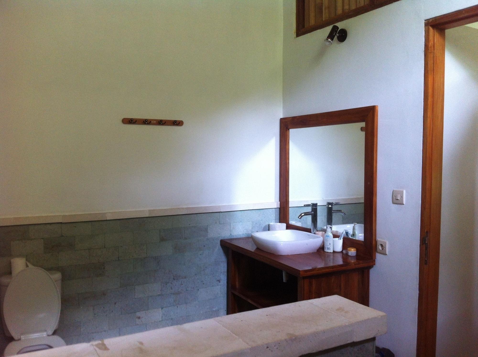 Sunia Loka Bungalows & Dive Center 페무테란 외부 사진