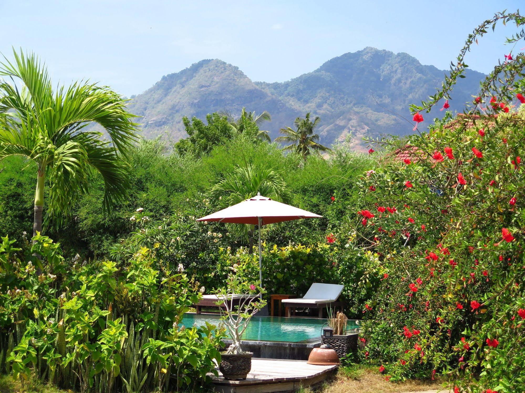 Sunia Loka Bungalows & Dive Center 페무테란 외부 사진